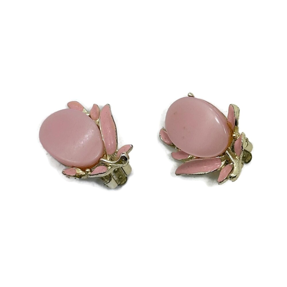 Vintage Pink Thermoset Clip Earrings: Enamel Gold Tone, 50s MCM - Picture 4 of 6